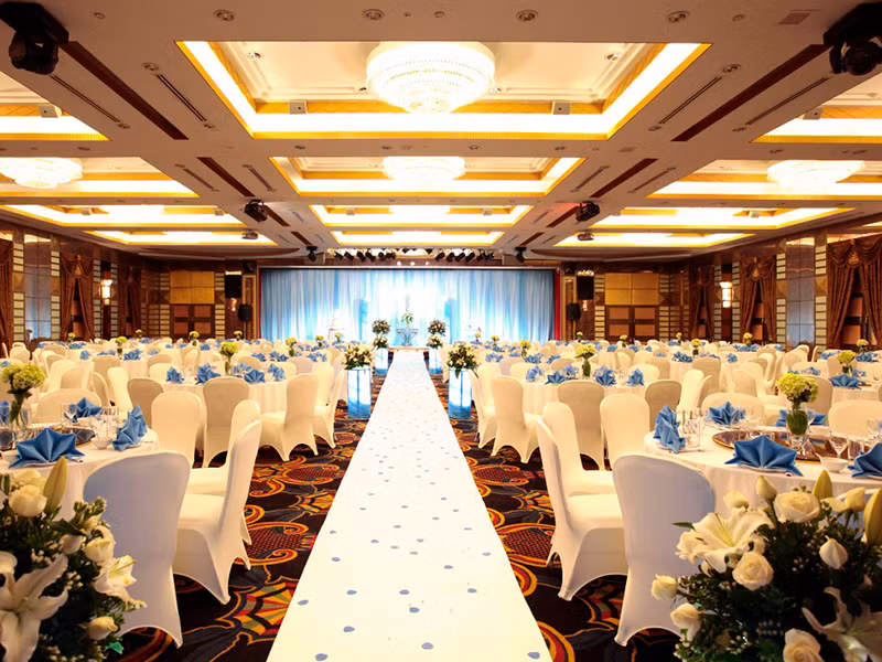 Khách sạn là một tổng thể đa dạng nhiều dịch vụ: các nhà hàng cao cấp, trung tâm chăm sóc sức khỏe Spa de Palace, câu lạc bộ thể dục F1, câu lạc bộ triệu phú Millionaire Club...