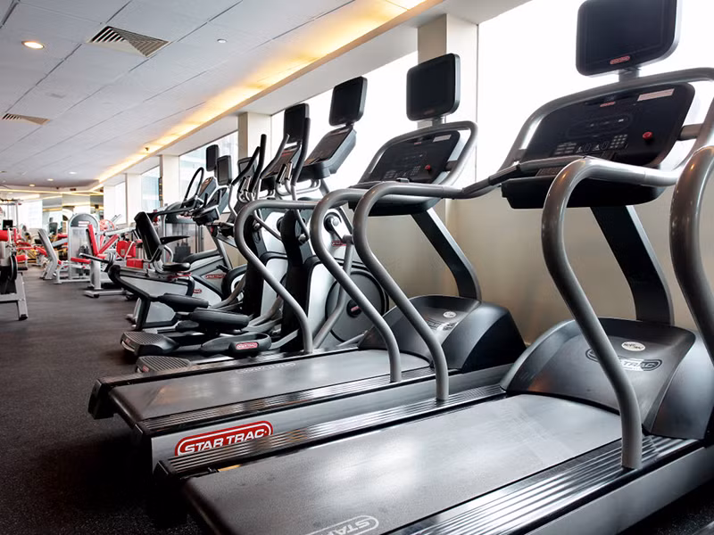 Phòng tập Fitnesss One được trang bị máy móc hiện đại, tối tân như máy chạy bộ đo nhịp tim, máy đạp xe, máy tập cho các nhóm cơ kết hợp với huấn luyện viên chuyên nghiệp… sẽ giúp bạn lựa chọn hình thức tập luyện phù hợp nhất.