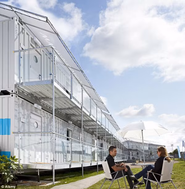 "Khách sạn di động" này bao gồm 2.000 phòng, được làm từ các thùng container.