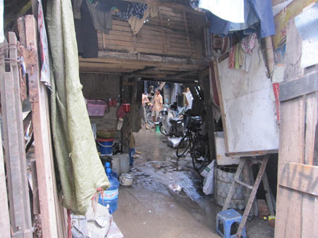 Căn nhà kỳ dị có hình cái búa tại số 56 Nguyễn Phúc Lai của anh Đức không khác gì một khu "ổ chuột" xập xệ tại đất Hà Thành. Diện tích hẹp và việc xây dựng móng vừa nhỏ lại vừa mỏng khi phải gánh cả một căn phòng rộng đến gấp đôi diện tích khiến căn nhà bị nghiêng hẳn ra phía ngoài đường.