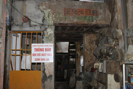 Ngôi nhà "lô cốt" tại số 47 Hàng Bạc là một trong những ngôi nhà cổ nhất đất Hà thành. Được xây dựng từ năm 1880, đã tròn 133 năm ngôi nhà này vẫn lắt lay bám trụ lại với thời gian. Bước chân vào ngôi nhà cổ này, mọi náo nhiệt của phố xá sầm uất dường như biến mất, thay vào đó là một không gian hoàn toàn khác biệt. Đặc biệt ở đây xuất hiện dòng thông báo: “Khu vực nguy hiểm cấm qua lại” bởi có người đã bị gạch rơi bươu đầu.