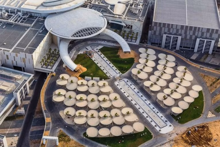 Thực chất, nó là khu mua sắm phức hợp mới nhất nằm trên hòn đảo Yas Island, bao gồm một cửa hàng lớn trong khu vực, 20 rạp chiếu phim, khu vui chơi giải trí dành cho gia đình và một siêu thị lớn nhất Abu Dhabi.