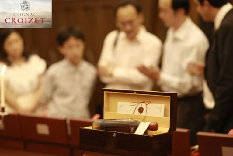  Rượu cô-nhắc, giá 156.740 USD: Một chai rượu cô-nhắc thượng hạng của Pháp từ năm 1858 đã được chào bán tại một phiên đấu giá gần đây được tổ chức ở Thượng Hải. Được biết, chai rượu đắt tiền này là chai rượu thứ 16 được bán đấu giá ở đây.