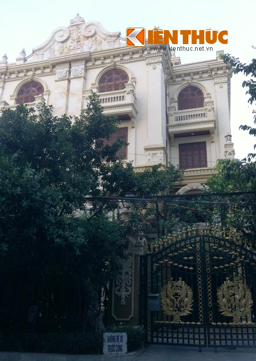 Thực tế, hiếm có khu vực nào ở Hà Nội có địa thế đẹp như Hồ Tây. Từ ngàn xưa, người Hà Thành đã lấy Hồ Tây làm chuẩn, hình thành các ngôi làng đông đúc, phát triển làng nghề. Từ đó, cũng hình thành lên một khu vực tập trung nhiều đại gia của Hà Nội, trong đó phải kể tới các khu vực Thuỵ Khuê, Tứ Liên, Quảng An.