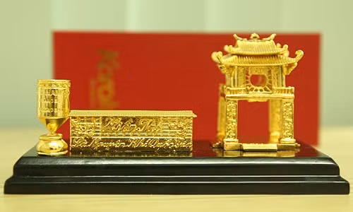 Biểu tượng Khuê Văn các mang thương hiệu Karalux được chế tác tinh xảo, sang trọng với mô hình thu nhỏ của Khuê Văn Các. Bên cạnh là bức tường với dòng chữ "Hiền tài là nguyên khí Quốc gia". Kết hợp cùng ống để bút với hình chạm khắc bản đồ Việt Nam. Món quà ý nghĩa được mạ vàng công phu với mức giá lên đến hơn chục triệu/sản phẩm để tặng thầy cô nhân dịp 20/11 này.