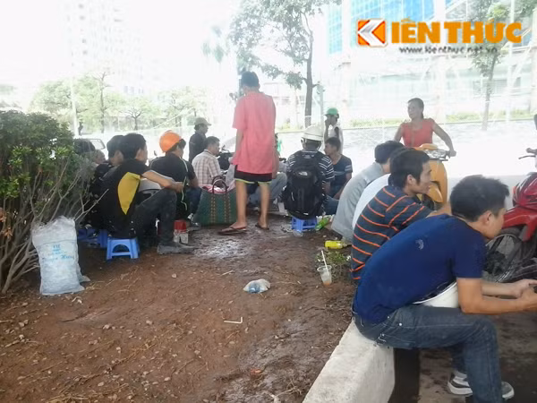 Bán nước cũng là dịch vụ cực đắt khách ở đây. Chỉ với chiếc làn đựng các loại đồ uống, người bán có thể dễ dàng di chuyển để phục vụ tận nơi.