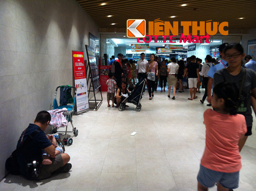 Nhiều ông bố bà mẹ phải chăm sóc con ngay trên sàn nhà.