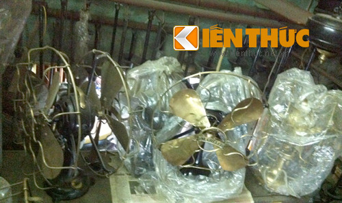 Ông Phúc cho biết, trước đây ông chỉ mua với giá 200.000-300.000 đồng/quạt bàn và 400.000-600.000 đồng/quạt trần thì nay phải mua vào 2-3 triệu đồng /quạt trần và 700.000 - 1,5 triệu đồng/quạt bàn.