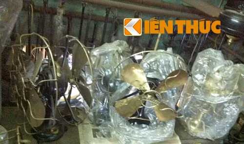 Ông Phúc cho biết, trước đây ông chỉ mua với giá 200.000-300.000 đồng/quạt bàn và 400.000-600.000 đồng/quạt trần thì nay phải mua vào 2-3 triệu đồng /quạt trần và 700.000 - 1,5 triệu đồng/quạt bàn.