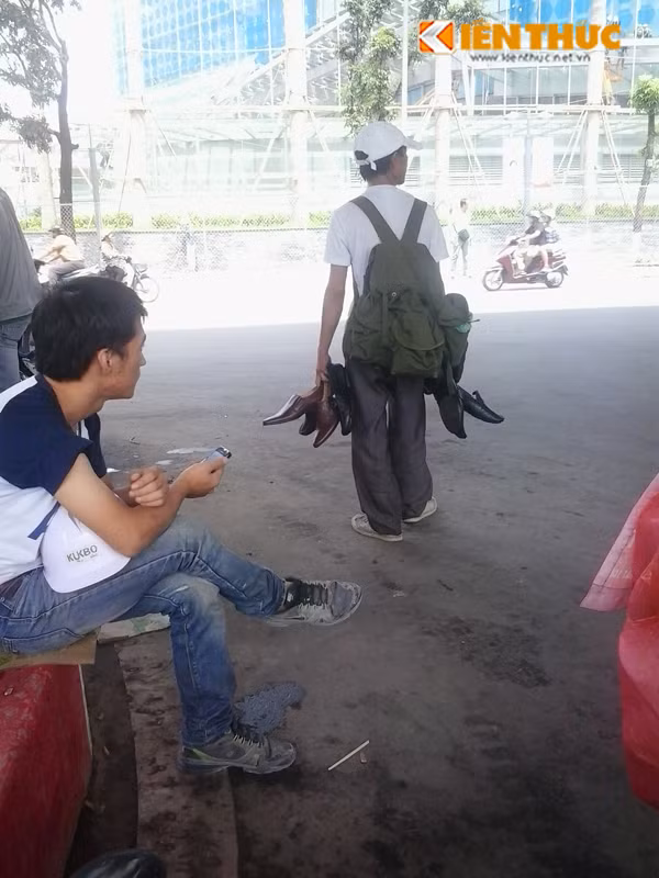 Không chỉ những mặt hàng ăn uống mà ngay cả dịch vụ bán giày cũng tranh thủ "kiếm ăn". Mỗi đôi giày bán dạo có giá dao động từ 100.000 đến 300.000đồng.