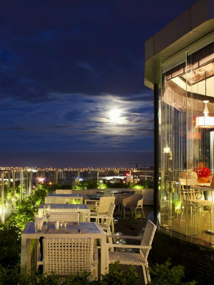 Cielo 13 nằm trên tầng thượng của toà nhà Sun City, trên phố Hai Bà Trưng, sở hữu tầm nhìn hướng ra hồ Gươm, Nhà hát Lớn, khách sạn Hilton... đem đến cảm giác pha trộn giữa cổ điển và hiện đại thú vị. Đây cũng là địa điểm lý tưởng để quan sát pháo hoa từ Hồ Gươm.