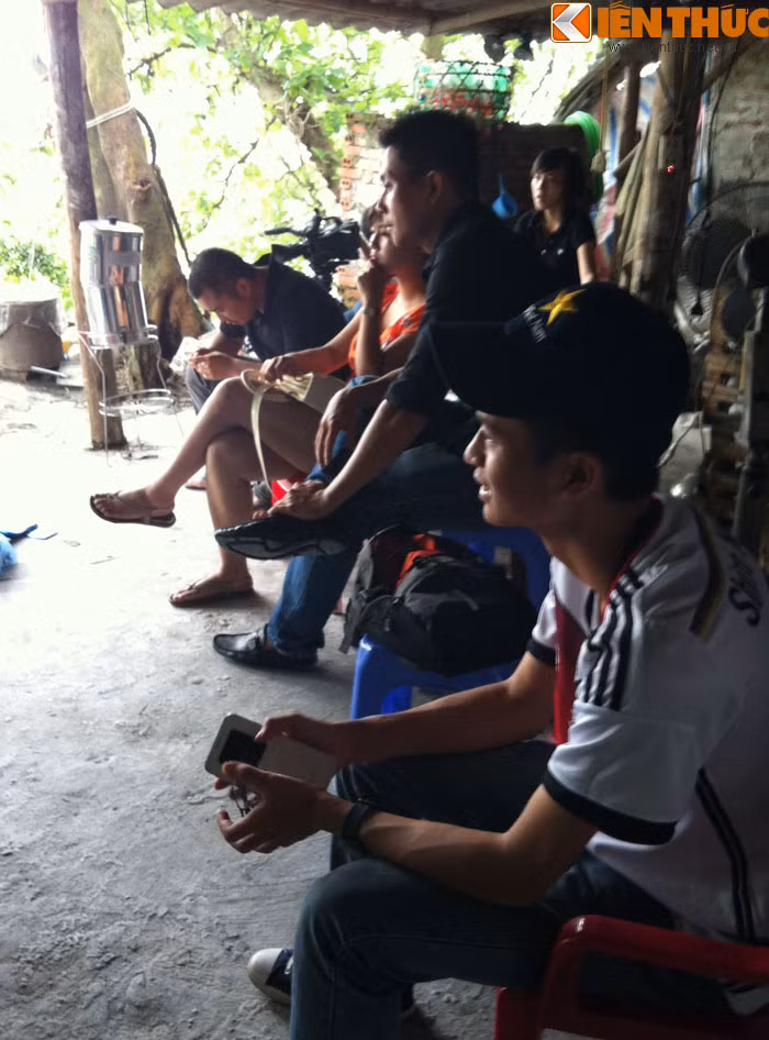 Khách hàng ngồi đợi để được sở hữu cúp "vàng".