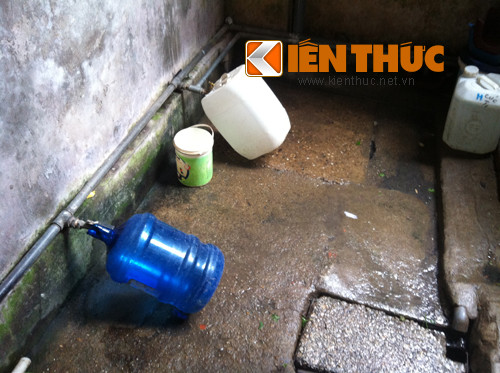 Khu vực bể nước để tắm giặt lúc nào cũng có những chiếc thùng hứng nước như thế này.