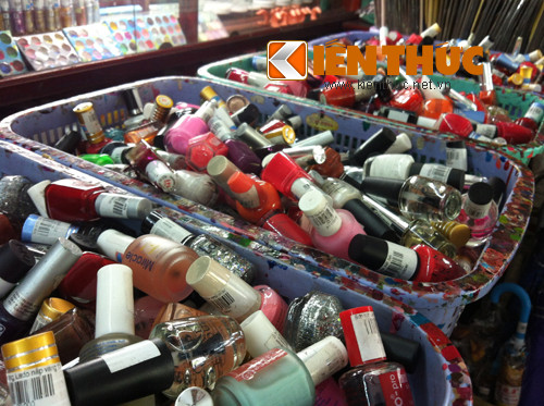 Các sản phẩm sơn móng tay phát sáng bán tràn lan trên thị trường.