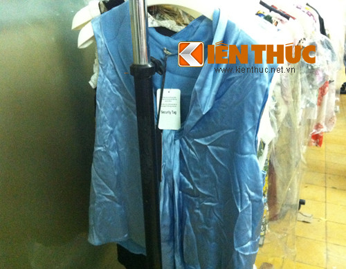 Theo quan sát, mặt hàng quần áo dù nhiều nhưng không được ưa chuộng bởi mẫu mã lỗi thời, nhăn nhúm, không thể hiện được đẳng cấp của hàng hiệu. Nhiều khách hàng không khỏi thất vọng chia sẻ: “Cứ tưởng hàng hiệu thì trông phải khác biệt thế nào chứ hình thức rồi chất liệu cũng không có gì nổi trội, nhiều chiếc còn quá xấu, giá cả lại lên đến chục triệu”.