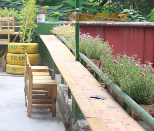 Gỗ được sử dụng hầu như là các loại gỗ rẻ tiền nhưng nhờ con mắt nghệ thuật của người thiết kế đã trở thành những vật dụng hữu ích. Ngoài bàn ghế, chúng còn được làm thành những chậu hoa rất điệu đà.