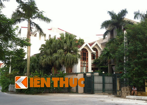 Mặc thị trường bất động sản đang giảm nhiệt, giá đất tại khu vực quanh mặt nước Hồ Tây vẫn giữ được giá bán.