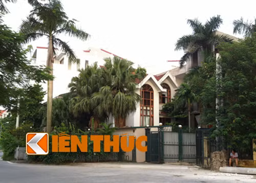 Mặc thị trường bất động sản đang giảm nhiệt, giá đất tại khu vực quanh mặt nước Hồ Tây vẫn giữ được giá bán.