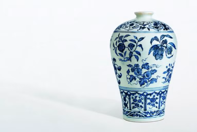  Bình hoa 21,6 triệu USD: Chiếc bình hoa ở thế kỷ thứ 15 này là một phần trong bộ sưu tập Meiyintang và được bán trong phiên đấu giá của Sotheby gần đây ở Hồng Kông. Chỉ trong 10 phút đầu tiên của phiên đấu giá, bình hoa đã được một doanh nhân người Thụy Sĩ có tên là Stephen Zuellig mua với giá 21,6 triệu USD. Bình hoa thời nhà Minh này được trang trí khá công phu với 2 màu chủ đạo là xanh và trắng.