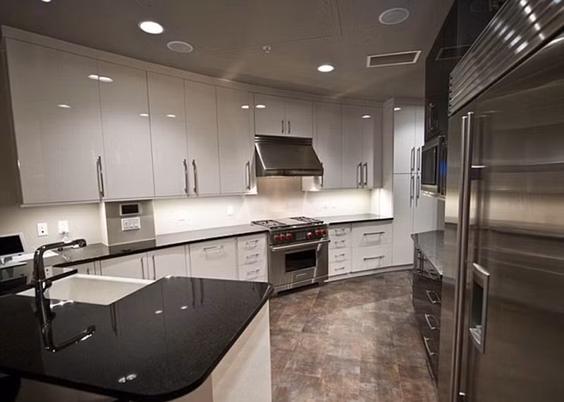 Để ngăn chặn những kẻ xâm nhập trái phép, căn hộ cũng cài đặt các loại camera an ninh khác nhau, hàng rào điện tử, hệ thống an ninh “cấp độ quân sự”. Biệt thự này được thiết kế sâu dưới lòng đất, có sức chứa khoảng 70 người.