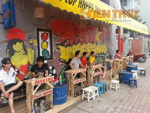 Khách đến đây hầu như là các bạn trẻ thích những không gian mới lạ mang tính sáng tạo. Họ đến quán không chỉ để ăn uống mà còn để ngắm nhìn không gian.