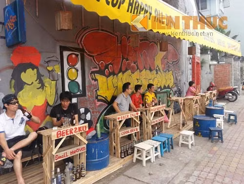 Khách đến đây hầu như là các bạn trẻ thích những không gian mới lạ mang tính sáng tạo. Họ đến quán không chỉ để ăn uống mà còn để ngắm nhìn không gian.