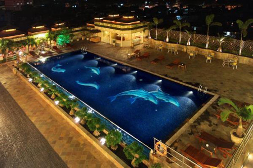 Bên cạnh đó là hệ thống bể bơi sang trọng và hiện đại...