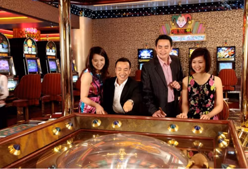 Hãy thử vận may của mình với câu lạc bộ Triệu phú tại khách sạn Fortuna. Bạn sẽ rất hài lòng với rất nhiều loại máy đánh bài tự động ở đây.