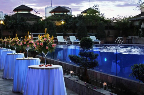 Câu lạc bộ đêm KTV là câu lạc bộ đêm duy nhất trong khu vực. Câu lạc bộ này được trang bị 30 phòng Karaoke sang trọng, ban nhạc sống, và hàng loạt những bài hát nước ngoài cho khách hàng lựa chọn.