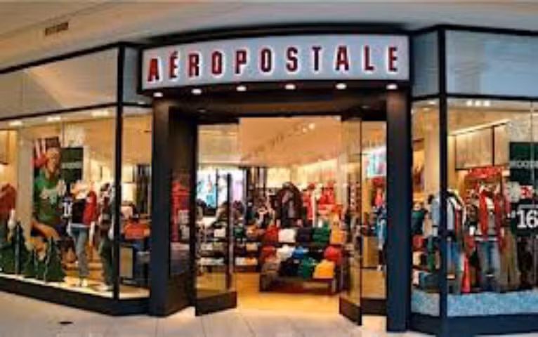  10. Aeropostale: Aeropostale là thương hiệu thời trang dành cho giới trẻ nổi tiếng của Mỹ. Để cạnh tranh với các đối thủ khác, Aeropostale sản xuất những bộ quần áo bình thường với giá cả hợp lý. Tuy nhiên, việc kinh doanh của thương hiệu này gặp nhiều khó khăn khi giới trẻ chuộng sản phẩm thời trang, hợp túi tiền của nhiều nhà bán lẻ khác như Forever 21, H&amp;M. So với năm ngoái, doanh thu của hãng đã giảm 12%, xuống còn 396 triệu USD. Trong quý I năm 2014, doanh thu của công ty chỉ còn 24,5 triệu USD, mức thấp nhất từ năm 2000.