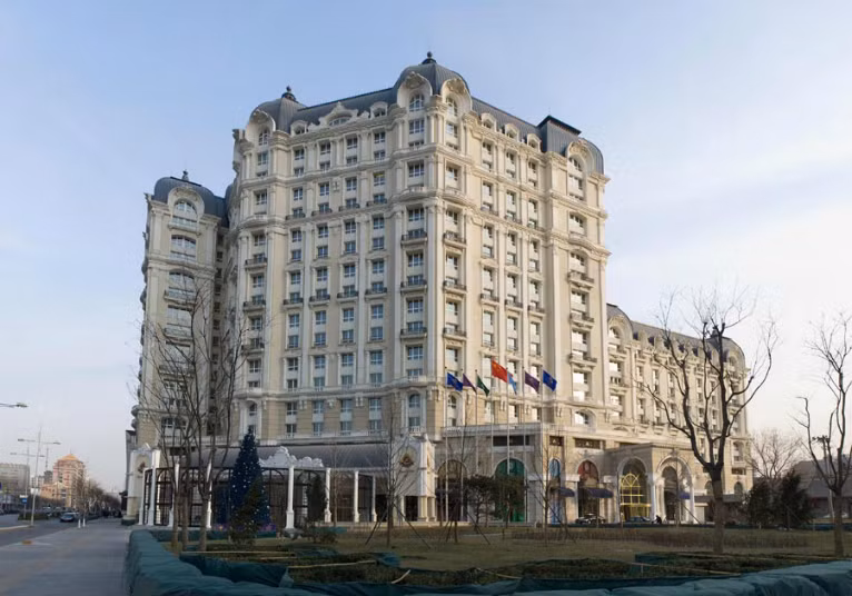 10. Legendale là khu dân cư nằm ở trung tâm thành phố Bắc Kinh, được phát triển bởi Công ty trách nhiệm hữu hạn phát triển bất động sản Jinbao Huahai. Khu dân cư này nằm bên cạnh Wangfujing Avenue và Changan Avenue. Giá của một căn hộ ở đây là 16,31 triệu nhân dân tệ. Giá trung bình: 81.580 nhân dân tệ/m2 (285 triệu đồng).