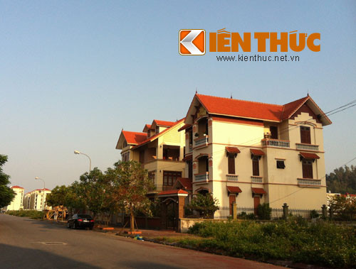 Và còn hàng trăm biệt thự lớn nhỏ khác nhau tại khu đô thị ngã 5 sân bay Cát Bi. Nơi được xem là có lượng giao dịch bất động sản lớn nhất, thu hút nhiều vốn đầu tư nhất tại Hải Phòng.