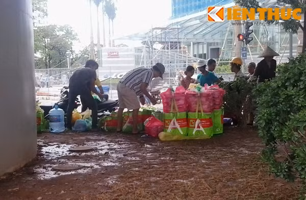 Cơm hộp vẫn là món hàng không thể thiếu đối với công nhân, những người lao động mệt mỏi. Mỗi suất ăn ở đây có giá cả 25.000 - 35.000 đồng.