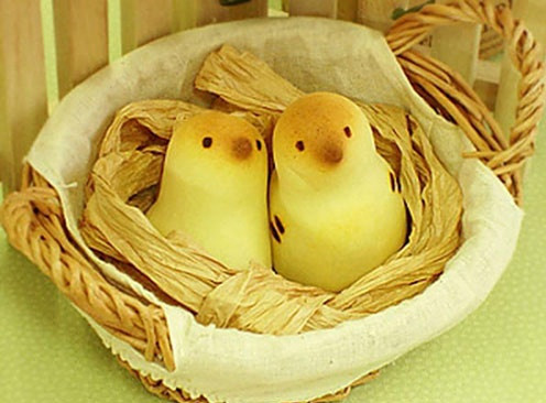 Chiếc bánh mang hình dáng của 2 chú chim xinh xắn, đáng yêu.