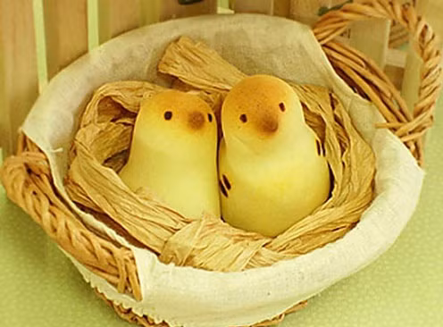 Chiếc bánh mang hình dáng của 2 chú chim xinh xắn, đáng yêu.