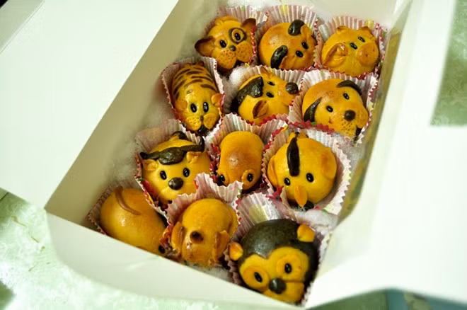 Hộp bánh với tạo hình nghộ nghĩnh lấy cảm hứng từ 12 con giáp được rất nhiều người yêu thích. (Bánh có giá dao động từ 15.000 đến 40.000 đồng/cái).