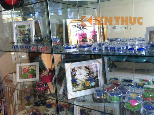 Các sản phẩm làm từ hoa hồng vĩnh cửu được bày bán tại một shop hoa.