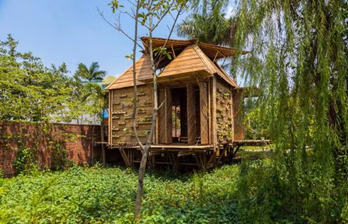 Trong ảnh là ngôi nhà tre gồm có 1 tầng, 1 phòng áp mái được xây dựng tại Cầu Diễn, Hà Nội với diện tích chỉ 42 m2 và khả năng chịu lụt cao 3 m.
