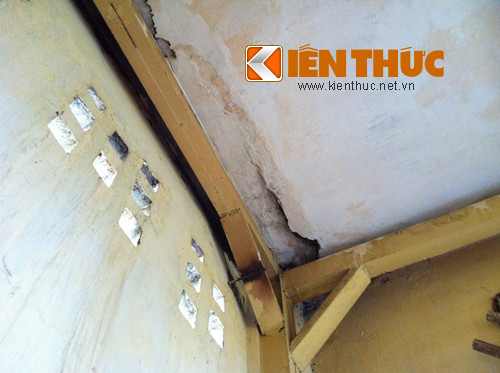 Nhiều khu vực trần nhà đã nứt toác gây nguy hiểm cho người dân.