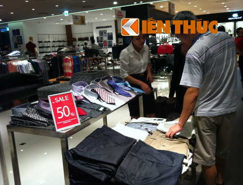 Bên cạnh đó, mặt hàng quần áo thời trang cũng đang giảm giá mạnh, chỉ còn khoảng 600.000 đồng đến 800.000 đồng.