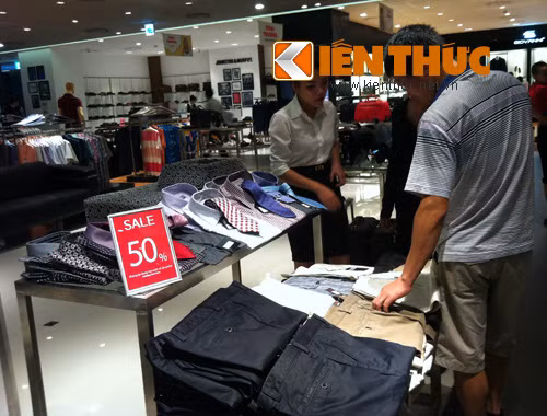 Bên cạnh đó, mặt hàng quần áo thời trang cũng đang giảm giá mạnh, chỉ còn khoảng 600.000 đồng đến 800.000 đồng.