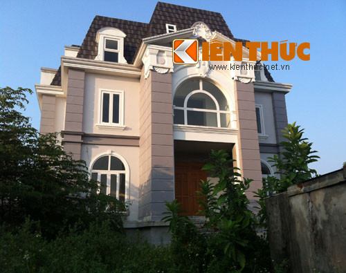 Ngôi biệt thự này được xây dựng theo lối kiến trúc châu Âu, nằm ẩn dật trong một con ngõ nhỏ của thành phố Hải Phòng. Dù xây dựng khá lâu nhưng nó vẫn đóng cửa im lìm, xung quanh cỏ dại mọc um tùm.