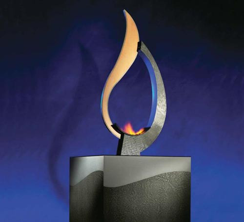 The Aqueon - hãng Heat &amp; Glo có giá 50.000 USD (hơn 1 tỷ đồng). Chiếc lò sưởi này là một bước đột phá trong công nghệ sản xuất lò sưởi thân thiện với môi trường. Thậm chí nó vẫn an toàn ngay cả khi không có ống khói. Thay vì sử dụng củi đốt, Anqueon tạo ra lửa từ hydro trong nước máy. Thiết kế lò cũng khá đơn giản và gọn gàng với biểu tượng ngọn lửa đang cháy.