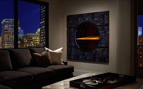 Lò sưởi gắn tường Solaris của Heat &amp; Glo có giá 11.999 USD (khoảng 255 triệu đồng) . Với những ngôi nhà có diện tích khiêm tốn mẫu lò sưởi này sẽ là giải pháp tuyệt vời. Nó được đánh giá là lò sưởi mỏng nhất thế giới. Đây là loại lò gắn trực tiếp lên tường và đi kèm với hệ thống thông gió đặc biệt để đảm bảo an toàn khi sử dụng. Về mặt thiết kế, Solaris thực sự gây ấn tượng bởi nó trông giống cánh cổng đi vào thế giới khác trong những bộ phim khoa học viễn tưởng.