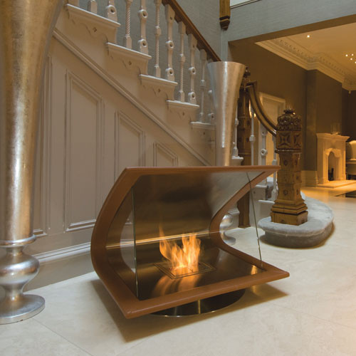 Lò sưởi Boomerang của hãng EcoSmart Fire có giá 12.880 USD (tương đương 274 triệu đồng). Thiết kế cong theo hình dạng chiếc boomerang của lò sưởi này tạo cảm giác mới lạ. Khung lò làm từ gỗ, da và thép không gỉ. Một tấm kính đặt chắn trước ngọn lửa. Lò sưởi đi kèm hệ thống khung xoay. Do đó người sử dụng có thể hướng nhiệt đến các vị trí trong phòng theo sự di chuyển của mình.