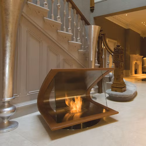 Lò sưởi Boomerang của hãng EcoSmart Fire có giá 12.880 USD (tương đương 274 triệu đồng). Thiết kế cong theo hình dạng chiếc boomerang của lò sưởi này tạo cảm giác mới lạ. Khung lò làm từ gỗ, da và thép không gỉ. Một tấm kính đặt chắn trước ngọn lửa. Lò sưởi đi kèm hệ thống khung xoay. Do đó người sử dụng có thể hướng nhiệt đến các vị trí trong phòng theo sự di chuyển của mình.