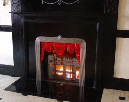 Lò sưởi pha lê Swarovski - Justen Ladda có giá 20.000 USD (425,5 triệu đồng). Chiếc lò sưởi xinh xắn do nghệ sĩ Justen Ladda thiết kế sẽ phù hợp với những ngôi nhà mang phong cách kiến trúc của thế kỷ XIX. Bên cạnh chất liệu chính là thép không gỉ, nó còn được trang trí với một tấm rèm nhỏ có gắn pha lê Swarovski. Với những khách hàng đã sẵn có lò sưởi và không muốn sắm mới, Justen Ladda sẵn sàng thực hiện chỉnh sửa và trang trí lại lò sưởi bằng rèm pha lê theo yêu cầu.