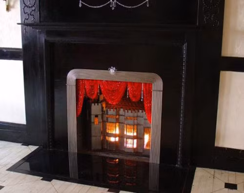 Lò sưởi pha lê Swarovski - Justen Ladda có giá 20.000 USD (425,5 triệu đồng). Chiếc lò sưởi xinh xắn do nghệ sĩ Justen Ladda thiết kế sẽ phù hợp với những ngôi nhà mang phong cách kiến trúc của thế kỷ XIX. Bên cạnh chất liệu chính là thép không gỉ, nó còn được trang trí với một tấm rèm nhỏ có gắn pha lê Swarovski. Với những khách hàng đã sẵn có lò sưởi và không muốn sắm mới, Justen Ladda sẵn sàng thực hiện chỉnh sửa và trang trí lại lò sưởi bằng rèm pha lê theo yêu cầu.