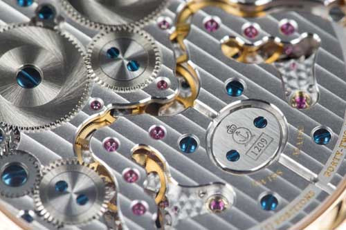 Quan trọng hơn là phía trong động cơ của đồng hồ còn được gắn vô số những viên đá quý có độ cứng, độ bền cao như kim cương, ruby, thạch anh để giảm tối đa tác động của ma sát. Không chỉ thế, đá quý còn làm cho chiếc đồng hồ thêm sang trọng và quý phái.