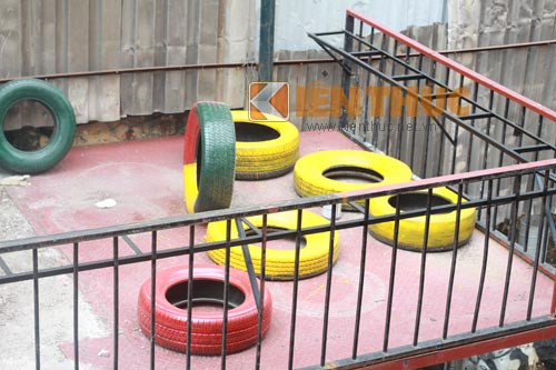 Những chiếc lốp ô tô cũ gỉ nhưng sau khi được sơn màu đã trở thành vật trang trí rất bắt mắt.